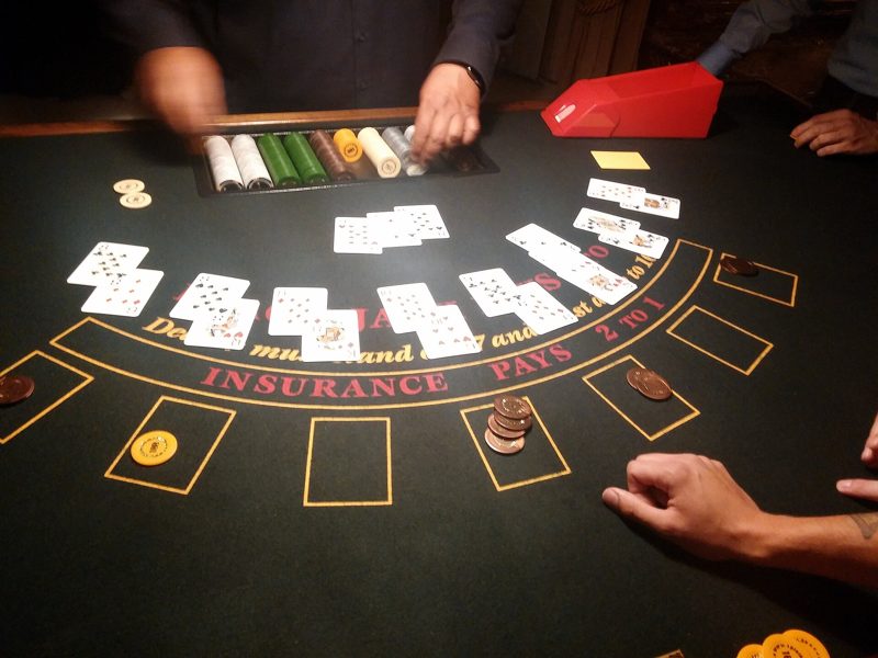Blackjack-Tisch mit Karten