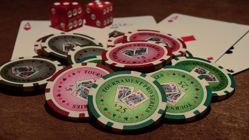 Pokerchips, Karten und Würfel