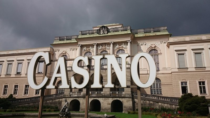 Schriftzug CASINO vor Schloss Klessheim